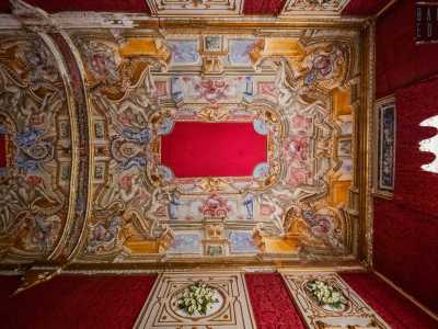 Sul soffitto uomini e donne semi vestiti...
